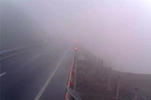 冬日駕車出行遇到團霧怎么辦？學(xué)會這7招或許能保命！