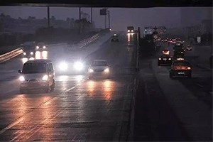夜間開車?yán)纤緳C都懂：走灰不走白，見黑停下來！