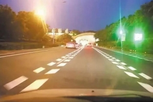 跑高速，遇到這種魚骨狀標(biāo)線千萬要注意
